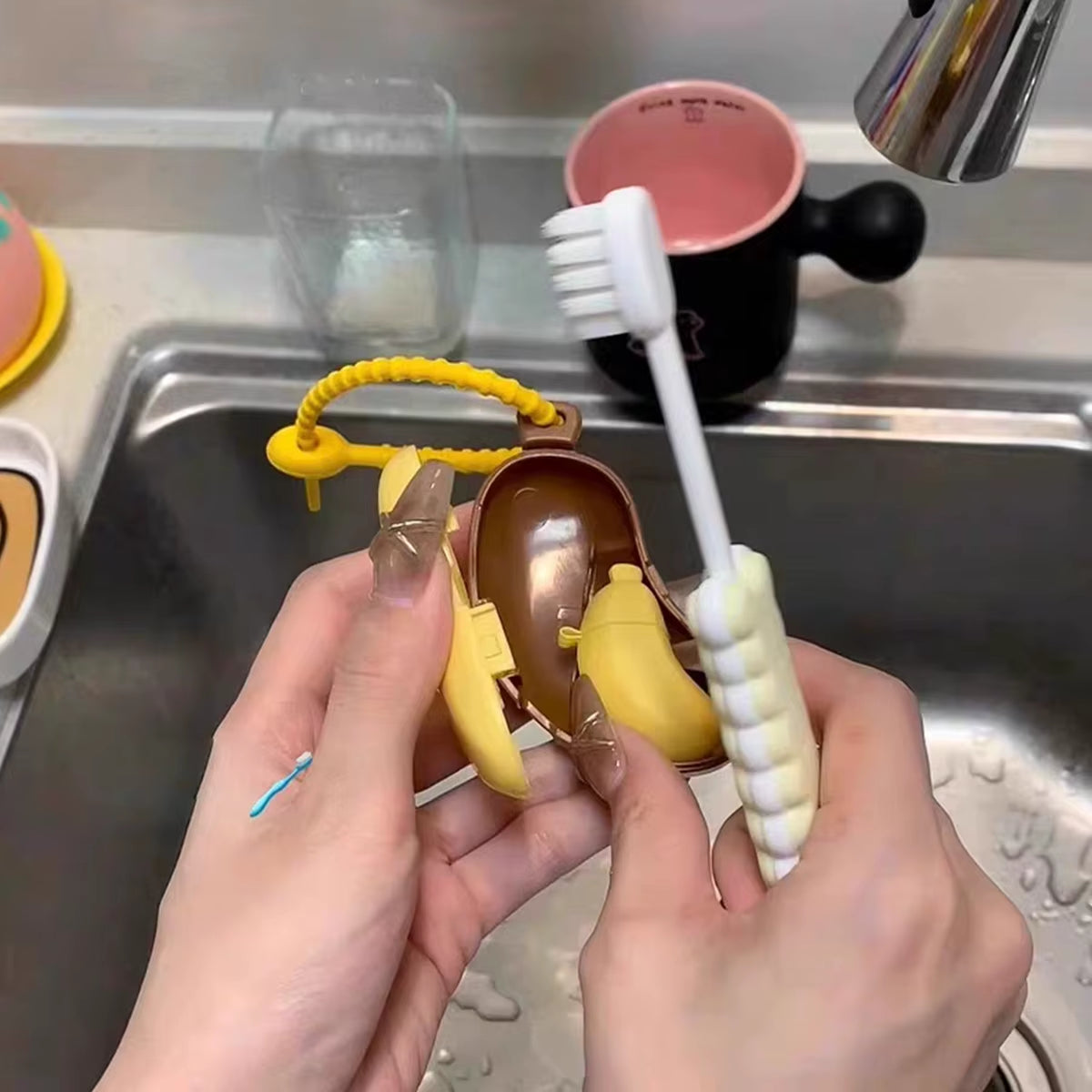 Compact Banana Toothbrush Cap with Toothpaste Storage - Perfect for Travel!
